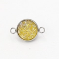 Macrodetail van een ronde gele druzy steen gezet in een zilveren dubbelring connector - Goudgele Glinsterende Stijl (31) / 12mm