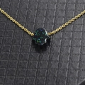 Detailansicht der Hamsa-Hand-Anhänger mit grünem Opal auf goldener Halskette - Schwarz