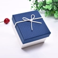 Détail d'un coffret cadeau carré avec couvercle bleu, base blanche et nœud ruban - Avec petit oreiller / Bleu et Blanc