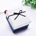 Boîte cadeau à bijoux carrée bleu et blanc avec un nœud en velours bleu marine - Avec petit oreiller / Blanc et Bleu