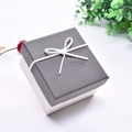 Vue de dessus d'un coffret cadeau texturé bicolore gris et blanc avec un nœud blanc - Avec petit oreiller / Gris et Blanc