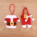 Porte-couverts en forme de vêtements de Père Noël avec cordons sur fond bois - Ensemble de Vêtements + Pantalons à Boutons Non-tissés