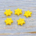 Cinque ciondoli Stella di David in opale sintetico giallo con glitter dorati su legno - Giallo