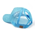 Dettaglio del cappello a coda di cavallo azzurro glitterato con rete e etichetta in pelle - Regolabile (Senza Etichetta) / Celeste Glitterato