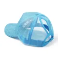 Détail de la casquette queue de cheval bleu ciel à paillettes avec maille et étiquette C.C - Réglable (Sans Étiquette) / Bleu Ciel à Paillettes