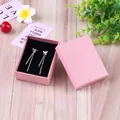 Caja de regalo rosa con pendientes de mariposa en plata sobre fondo de madera natural - 7x9x3cm / Rosa