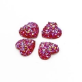 Dettaglio di quattro ciondoli a cuore in resina rossa con effetto glitter su sfondo bianco - Rosso