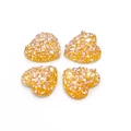 Macro-opname van 12 mm gouden hartvormige hars cabochons met iriserende glittertextuur - Goud