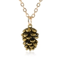 Minimalistische goldene Kiefernzapfen Halskette mit eleganter Kette auf weißem Hintergrund - Antik Bronze (8975)