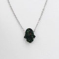 Makroaufnahme des schwarzen Hamsa-Handanhängers mit blau-grünem Opal auf Silberkette - Schwarz Irisierender Stil(2)