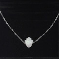 Nahaufnahme der Hamsa-Hand-Halskette mit weißem Opal in einer schwarzen Schmuckbox - Weißer Opal-Stil(1)