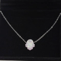 Hamsa-Hand-Halskette mit rosa synthetischem Opal auf einem schwarzen Samtaufsteller - Rosa Opal-Stil(4)