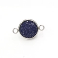 Detail van een ronde roestvrijstalen hanger met donkerblauwe glittersteen inleg - Donkerblauwe Glitter Stijl (22) / 12mm