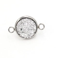 Detail van zilveren roestvrijstalen ronde hanger met fonkelende witte kristallen inleg - Witte Kristalgrit Stijl (21) / 12mm