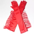 Detail der roten langen Satin-Handschuhe mit eleganten Fransen für Tanzaufführungen - Rot