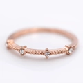 Eleganter roségoldener Ring mit vier kleinen Diamanten und Vintage-Milgrain-Textur - US 9 / Gold