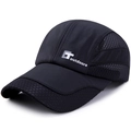 Sneldrogende zwarte sportpet met ademend mesh aan de zijkant en wit T outdoors logo - Verstelbaar / Zwart