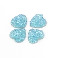 Detailopname van 12mm blauwe hartvormige harsbedeltjes met een glinsterende kristaltextuur - Glinsterend Blauw