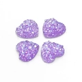 Detailopname van 12 mm paarse hartjes van hars met glitter voor DIY-sieradenprojecten - Paars