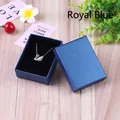 Collar con colgante de cisne en una caja de regalo azul real texturizada sobre madera - 7x9x3cm / Azul Real