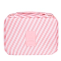Trousse de toilette rayée rose avec poignée et logo de voyage sur fond blanc - Rayé rose