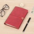 Rotes A6 Notizbuch aus Kunstleder mit Gummibandverschluss und goldenem Verschluss - Rot / A6