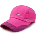Roze sneldrogende outdoorpet met ademend mesh en paars ruitjespatroon op de klep - Verstelbaar / Rozerood