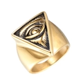 Detalle del relieve del Ojo de la Providencia dorado en un anillo de sello para hombre punk - US 7 / Dorado