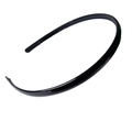 Cerchietto nero da 0,8 cm in plastica con denti antiscivolo su sfondo bianco - Nero (Lucido)