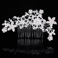 Elegante peine de novia plateado con motivos florales de pedrería y perlas sobre fondo negro - Estilo 1 / Plateado