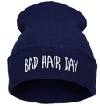 Détail de la broderie blanche Bad Hair Day sur un bonnet en maille bleu marine - Bleu marine