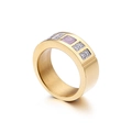Goldener Titanstahlring mit lila Edelstein und Kristallen auf weißem Hintergrund - US 7 / Rosa