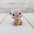 Detailsicht der rosa Schweinefigur mit goldener Ping An Aufschrift auf gelbem Latz - Offene Augen - Frieden