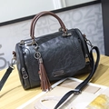 Zwarte vintage Boston tas met bruine handgrepen, franjes en een lange schouderband - Zwart