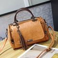 Camel lederen Boston tas met donkerbruine handvaten en stijlvol detail met kwastje - Bruin