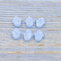 Detailansicht blauer Hamsa-Hand-Opalperlen mit schillernden Flocken auf Holzoberfläche - Hellblau