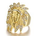 Anello da uomo a forma di capo indiano in acciaio dorato con cristalli luminosi - US 8