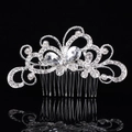 Pettine per capelli da sposa argento con perle e strass su sfondo nero con riflesso - Stile 8900