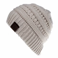 Gorro de invierno de punto grueso en blanco crema con parche de cuero marrón C.C - Beige