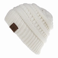 Gorro de punto de cable blanco con abertura para coleta y parche de cuero marrón C.C - Blanco