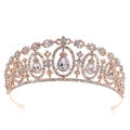 Lussuosa corona da sposa dorata con strass a goccia su sfondo bianco neutro - Oro/Strass Trasparente