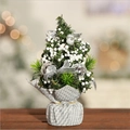 Mini silberner Weihnachtsbaum mit weißen Beeren und Ornamenten auf silbernem Standfuß - Silberner Paillettenstoff-Sockel