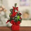 Mini-Tisch-Weihnachtsbaum mit roten Schleifen und Beeren auf festlichem Sockel - Roter Paillettenstoff-Sockel
