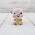 Detailansicht einer rosa Schweinchen-Figur aus Harz mit gelbem Latz und Gravur - Zwinkern - Gelassen