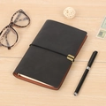Cuaderno A6 vintage de cuero sintético negro con cierre elástico y detalle de metal - Negro / A6
