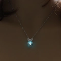 Collier hibou lumineux avec perle bleue brillante et pendentif en métal ajouré - Hibou bleu-vert