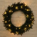 Üppiger grüner künstlicher Weihnachtskranz mit warmweißen LED-Lichtern an weißer Ziegelwand - 60CM / Gelbe Spitze Kranz - Mit Licht