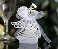 Scatola di caramelle angelo bianca tagliata al laser con motivi floreali e fiocco viola - Bianco