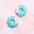 Vista dettagliata di mini ciambelle in resina blu con glassa rosa e zuccherini colorati - Blu