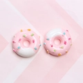 Dettaglio di mini ciambelle in resina rosa con granelli colorati per accessori fai-da-te - Rosa